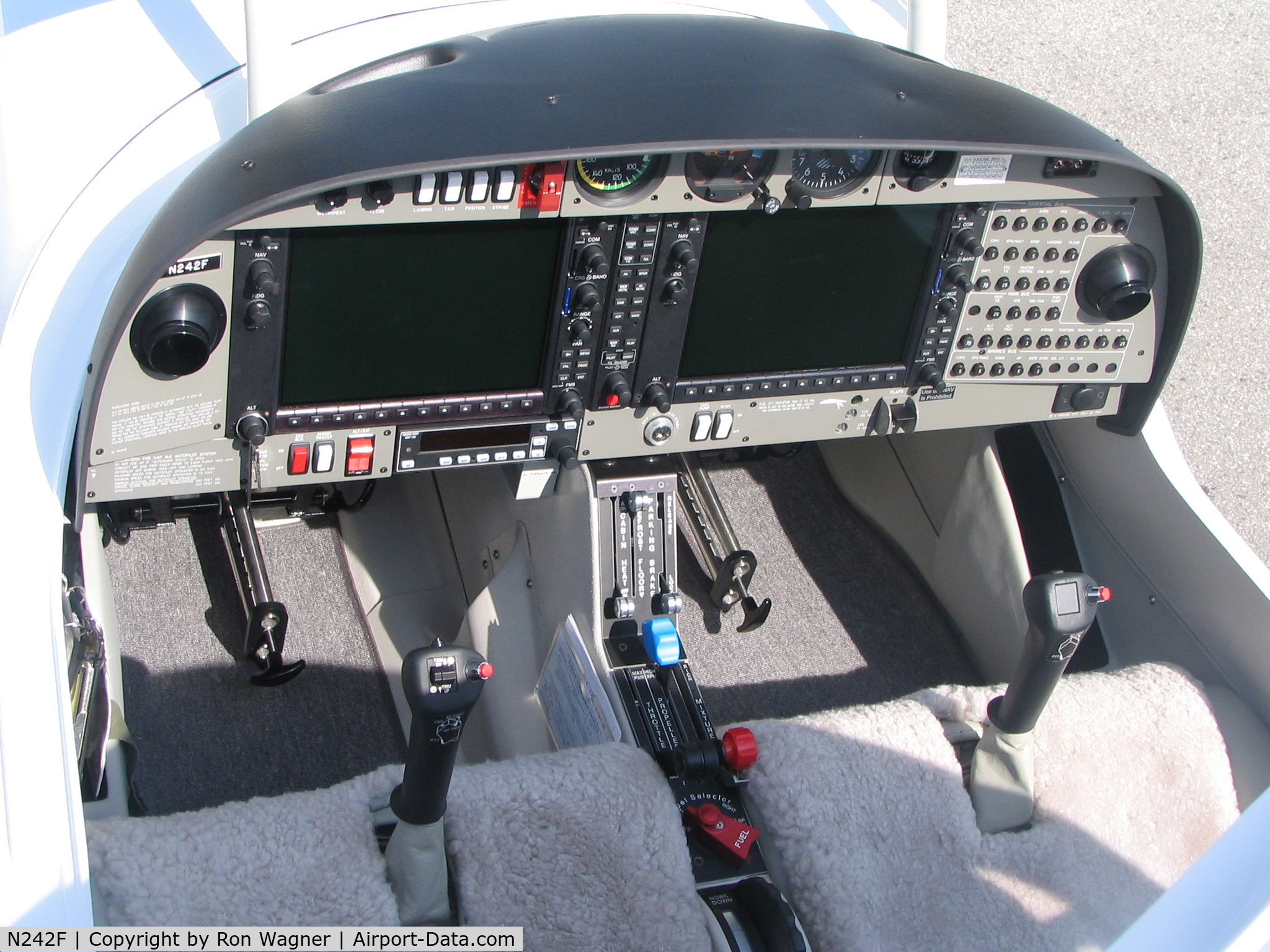 N242F, 2004 Diamond DA-40 Diamond Star C/N 40.404, Glass Cockpit