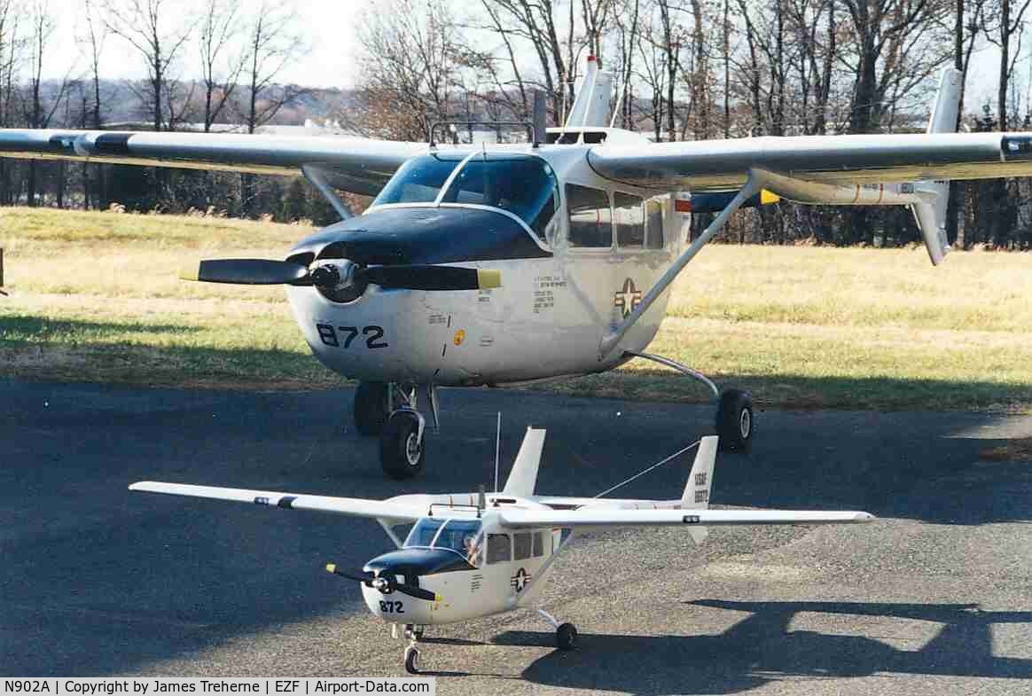 N902A, 1968 Cessna O-2A Super Skymaster C/N 337M-0161, 68-6872 with quarter scale RC model by Bill Schultze