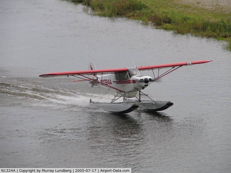 N1324A, 1951 Piper PA-18-125 Super Cub C/N 18-1134, Taking off from the Chena River - Fairbanks, Alaska. The pilot was conducting demonstration flights for passengers aboard the cruise boat 