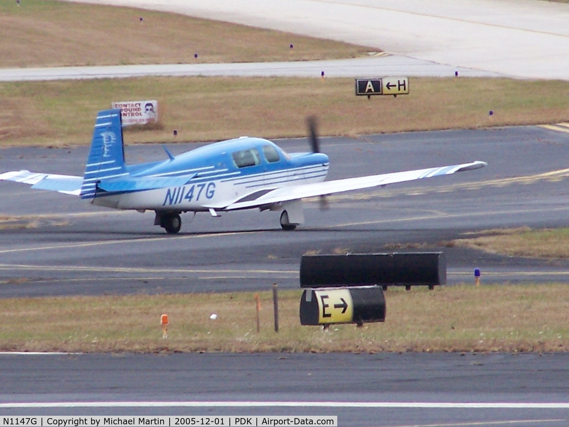 N1147G, 1981 Mooney M20K C/N 25-0595, Taxing to warmup area