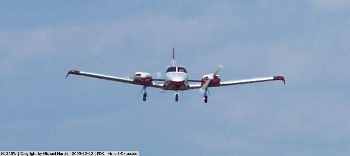 N152BW, 1972 Piper PA-34-200 Seneca C/N 34-7250187, On final for 20L
