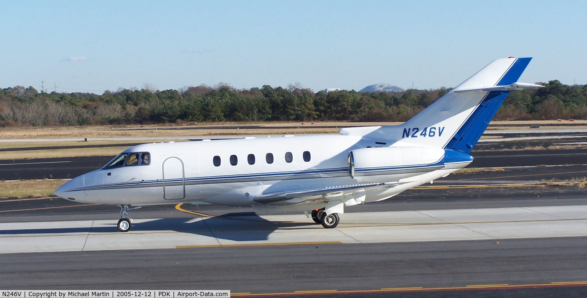 N246V, 1999 Raytheon Hawker 800XP C/N 258417, Arriving PDK taxing to tie down
