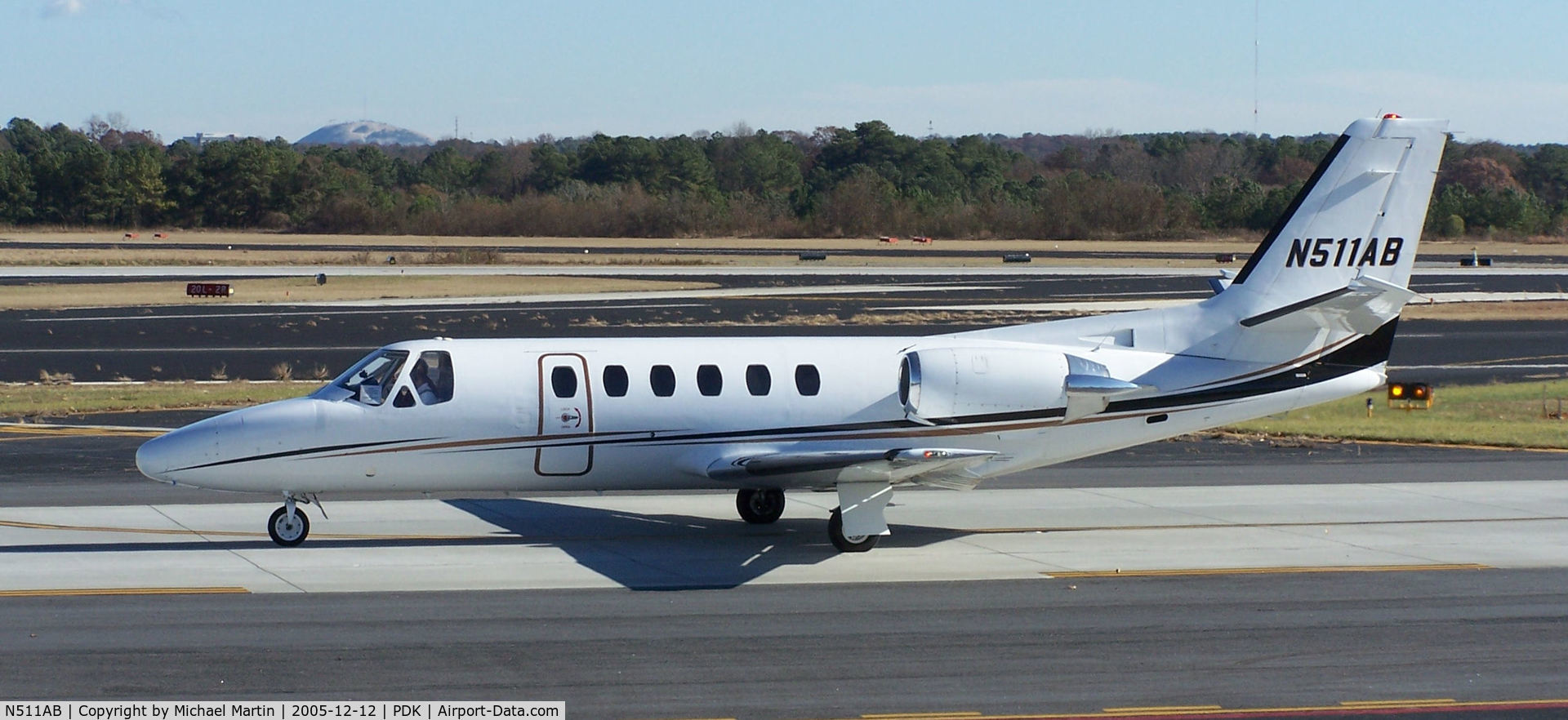 N511AB, 1981 Cessna 550 C/N 550-0299, Taxing to Signature Air