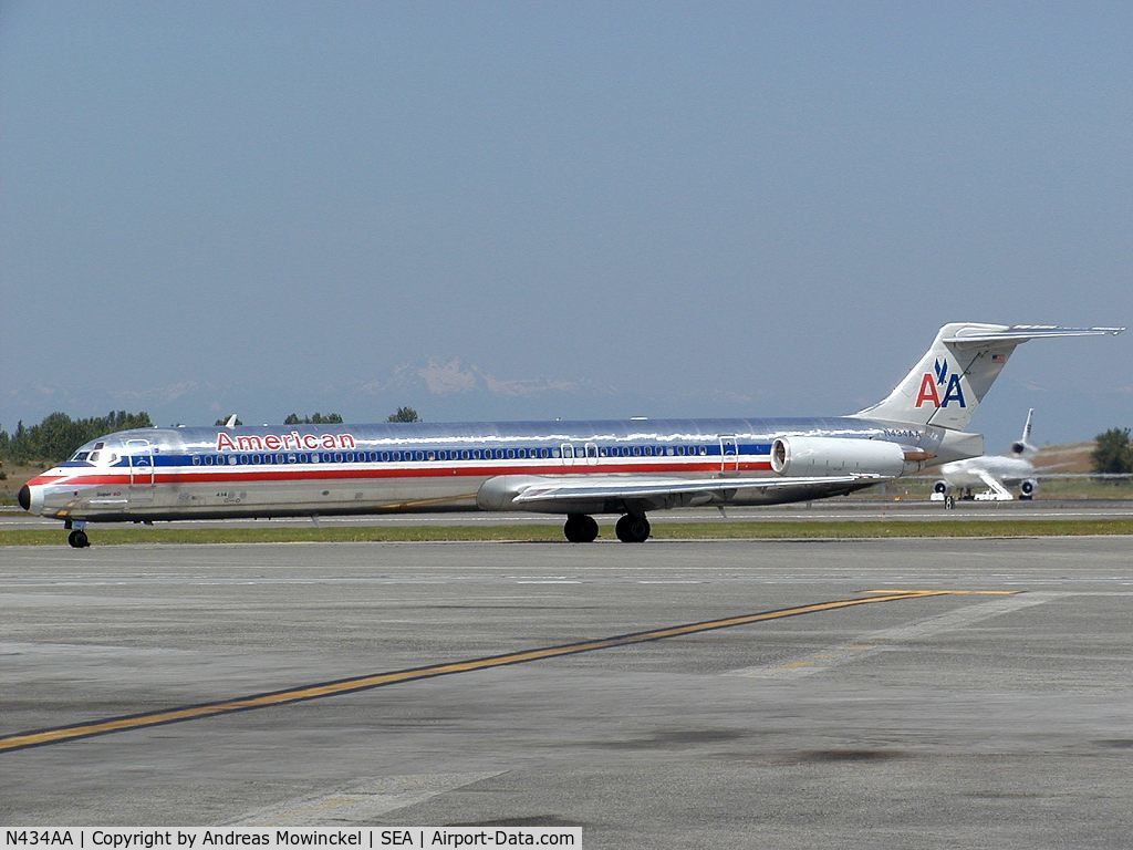 N434AA, 1987 McDonnell Douglas MD-83 (DC-9-83) C/N 49452, American Airlines MD82 at Seattle-Tacoma International Airport