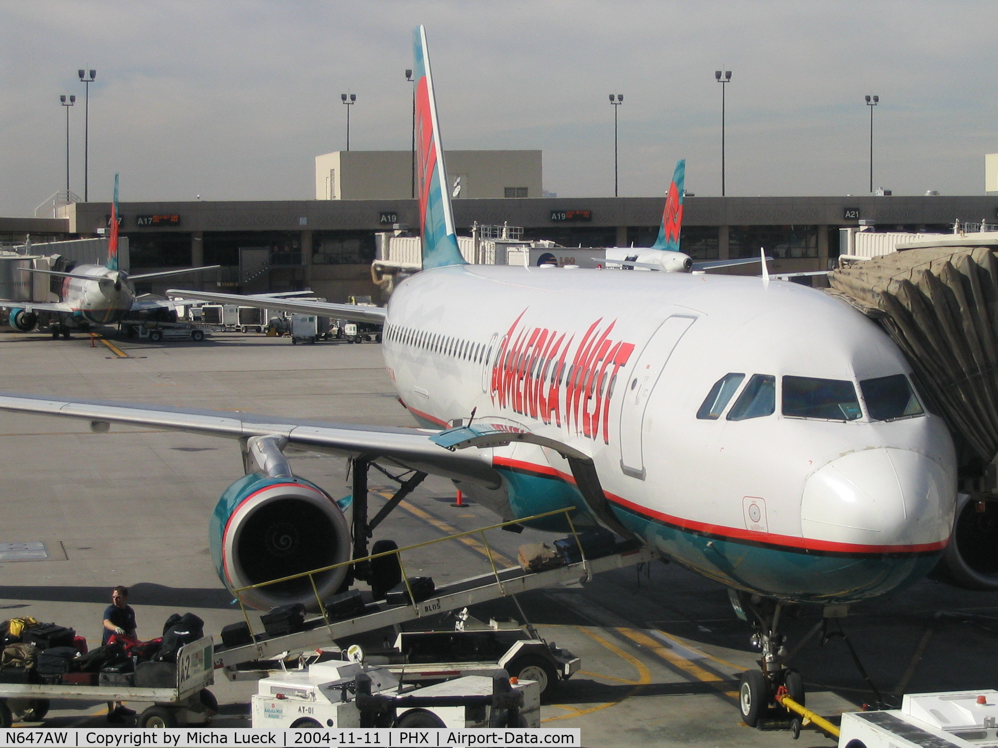 N647AW, 1998 Airbus A320-232 C/N 762, Luggage being loaded in the Arizona sun