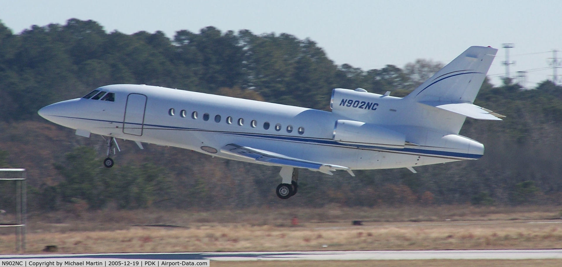 N902NC, 1994 Dassault Falcon 900B C/N 97, Departing PDK on 2R