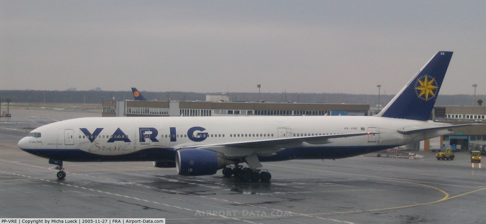 PP-VRE, 1999 Boeing 777-222/ER C/N 30213, Just arrived from the Sugar Loaf Mountain