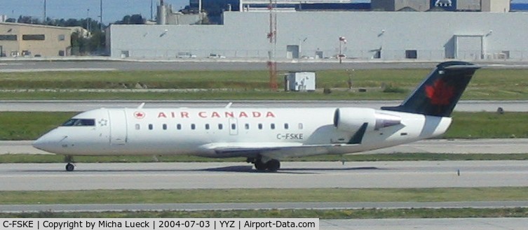 C-FSKE, 1995 Canadair CRJ-100ER (CL-600-2B19) C/N 7065, Taxiing to the gate