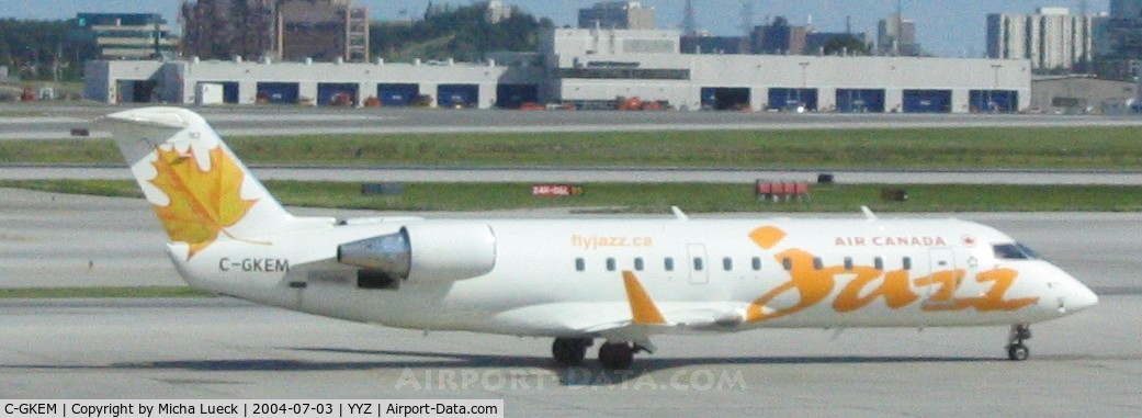 C-GKEM, 1998 Bombardier CRJ-200ER (CL-600-2B19) C/N 7277, The yellow version of the Air Canada Jazz colour range