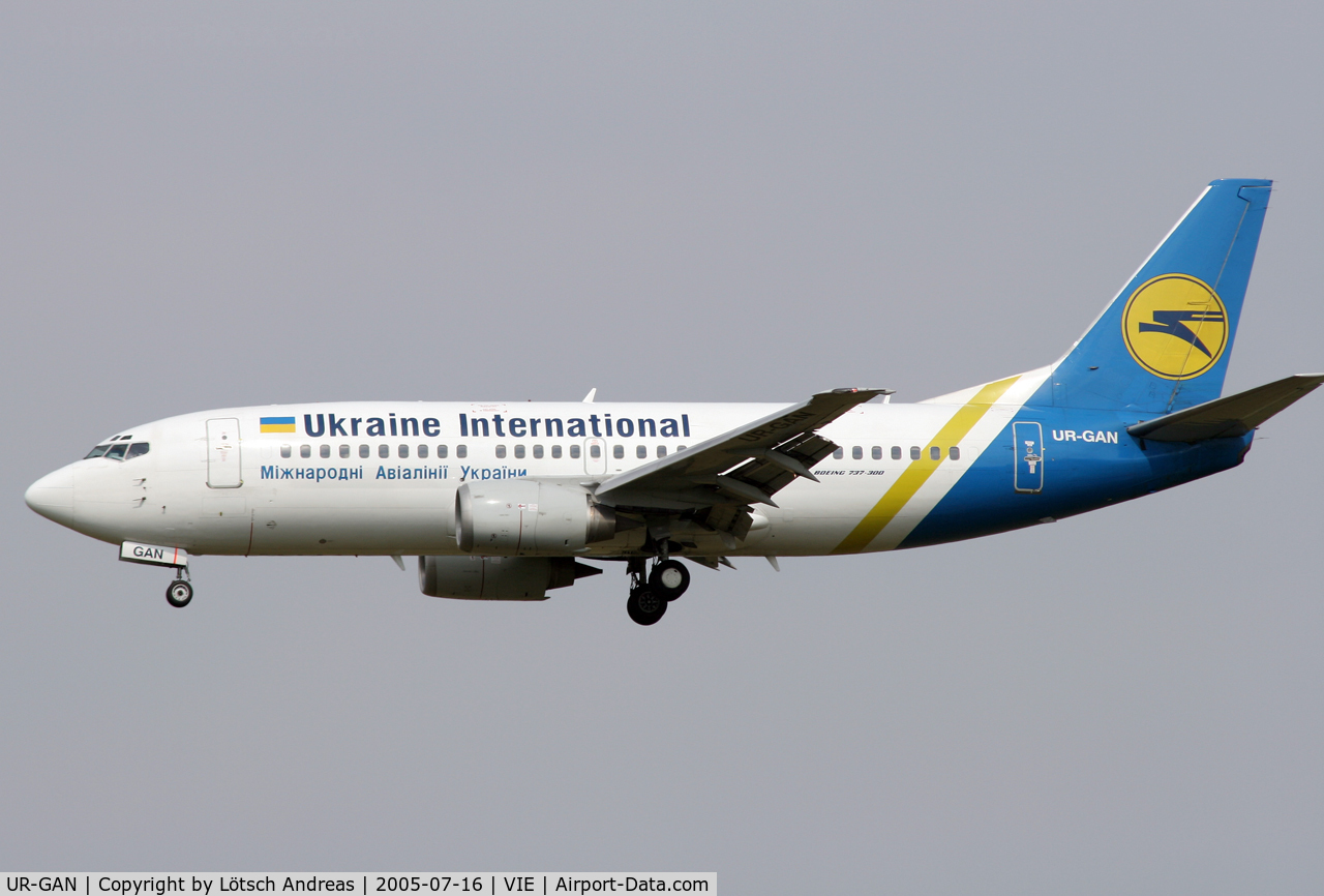 UR-GAN, 1998 Boeing 737-36N C/N 28569, final approach RWY 34