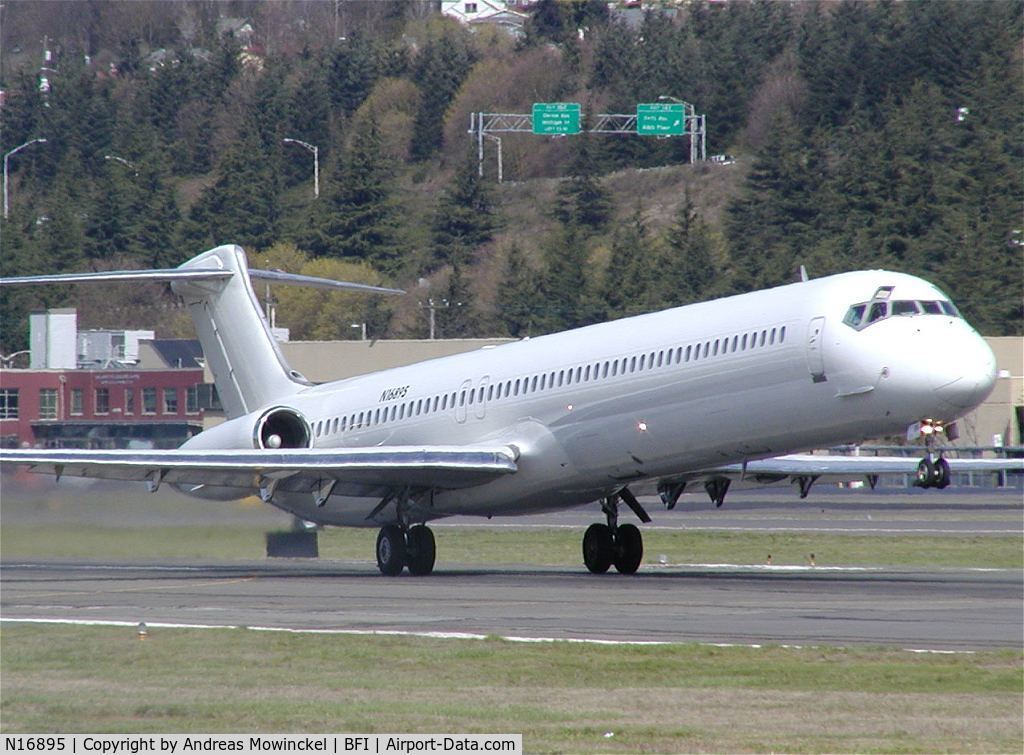N16895, 2007 Cessna 172S C/N 172S10618, Callsign 'Justice'. This ex-Continental MD82 now transports prisoners.