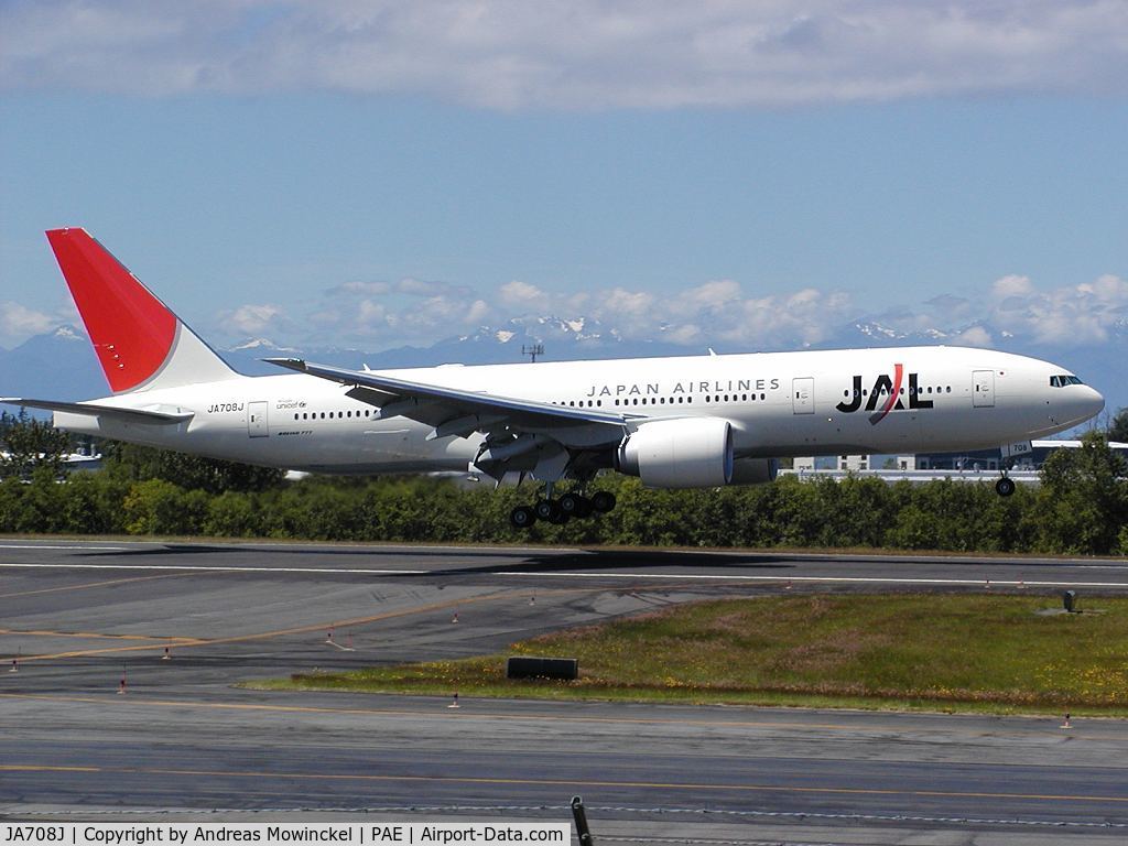 JA708J, 2004 Boeing 777-246/ER C/N 32895, Japan Airlines B777 at Paine Field Airport