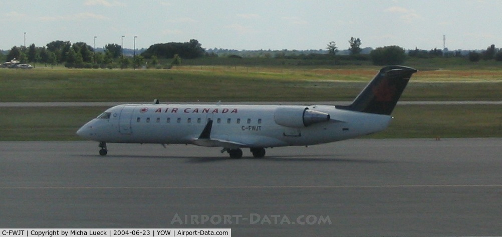 C-FWJT, 1995 Canadair CRJ-100ER (CL-600-2B19) C/N 7098, Taxiing at Canada's Capital City