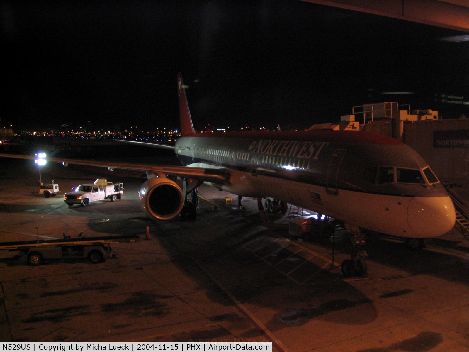 N529US, 1987 Boeing 757-251 C/N 23844, Getting ready for a late night departure at Phoenix, AZ