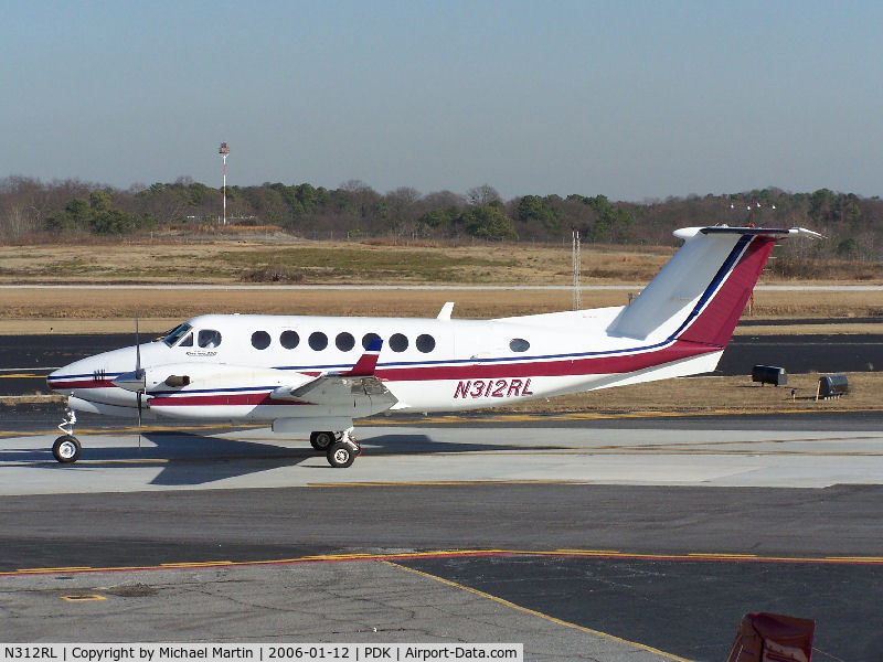 N312RL, 1997 Beech Super King Air 350 C/N FL-164, Taxing to Epps Air Service