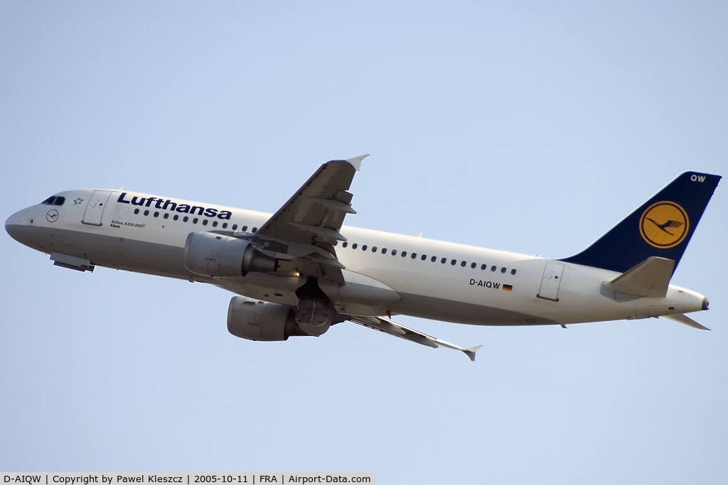 D-AIQW, 2000 Airbus A320-211 C/N 1367, after take-off