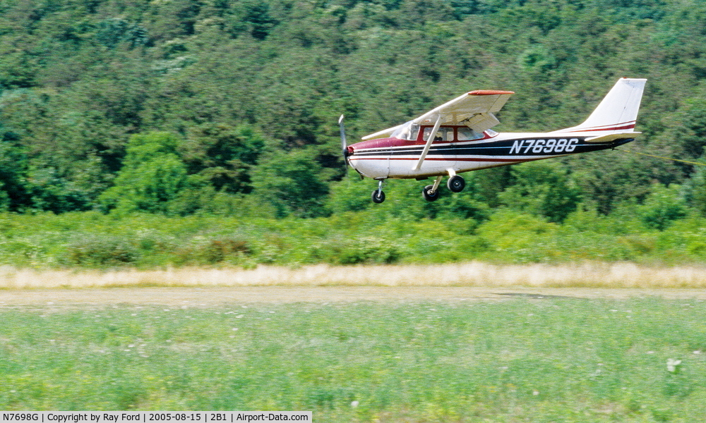 N7698G, 1970 Cessna 172L C/N 17259398, 1970 Cessna 172L Landing on Grass Strip