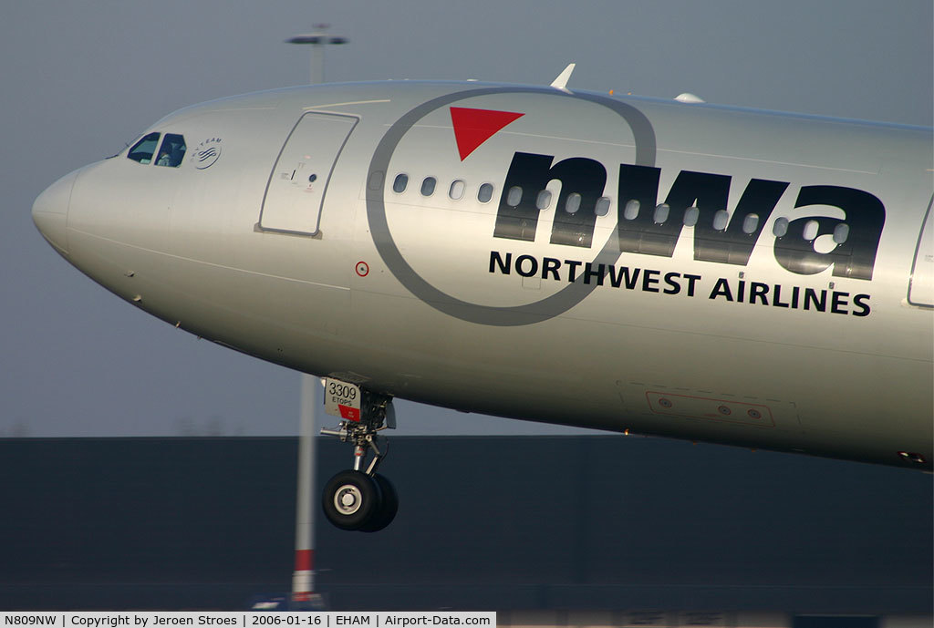 N809NW, 2005 Airbus A330-323 C/N 663, Nose wheel is allready in the air