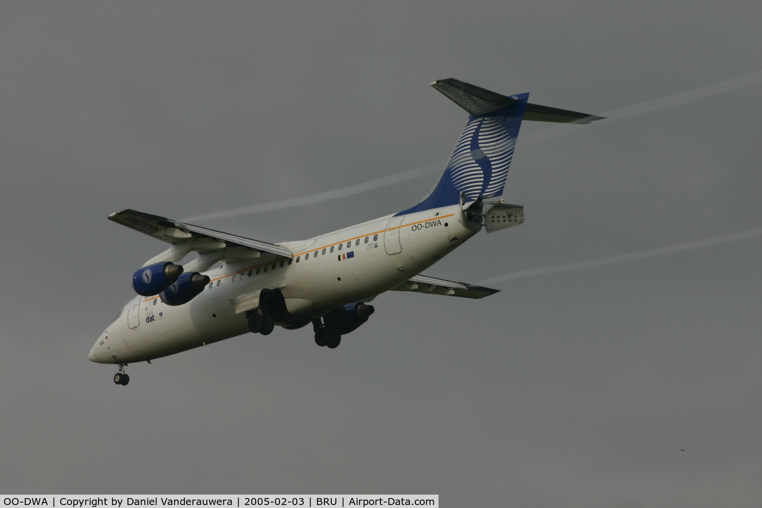 OO-DWA, 1997 British Aerospace Avro 146-RJ100 C/N E3308, landing by humid weather - watch the vortex
