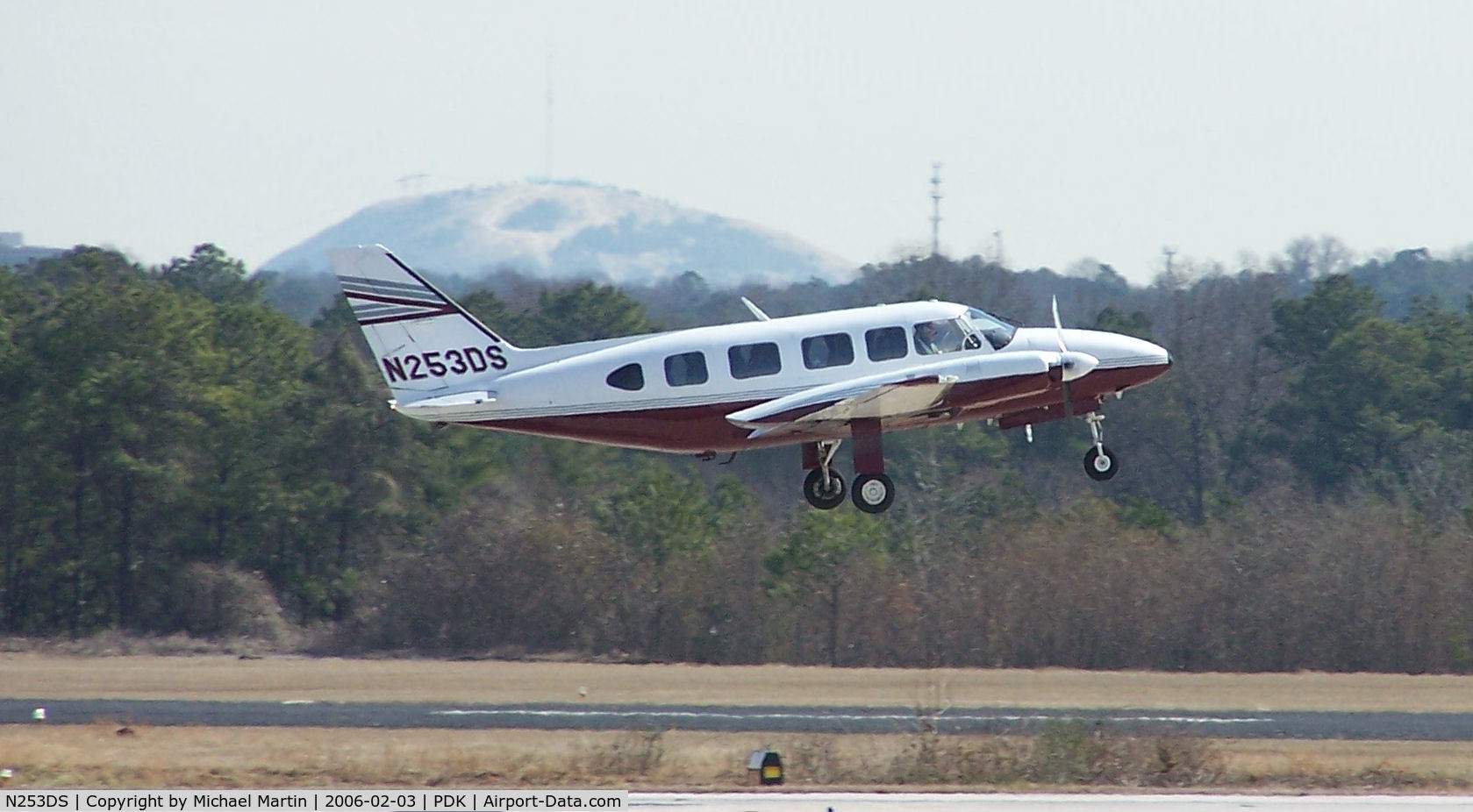 N253DS, 1980 Piper PA-31-350 Chieftain C/N 31-8052142, Departing PDK - Starting to rotate gear.