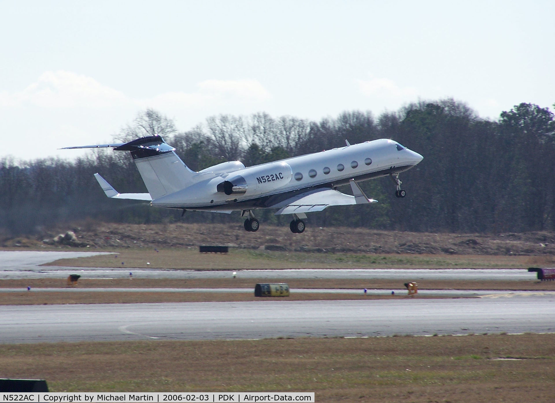 N522AC, 2004 Gulfstream Aerospace G-IV C/N 1524, Departing PDK - Starting to rotate gear.