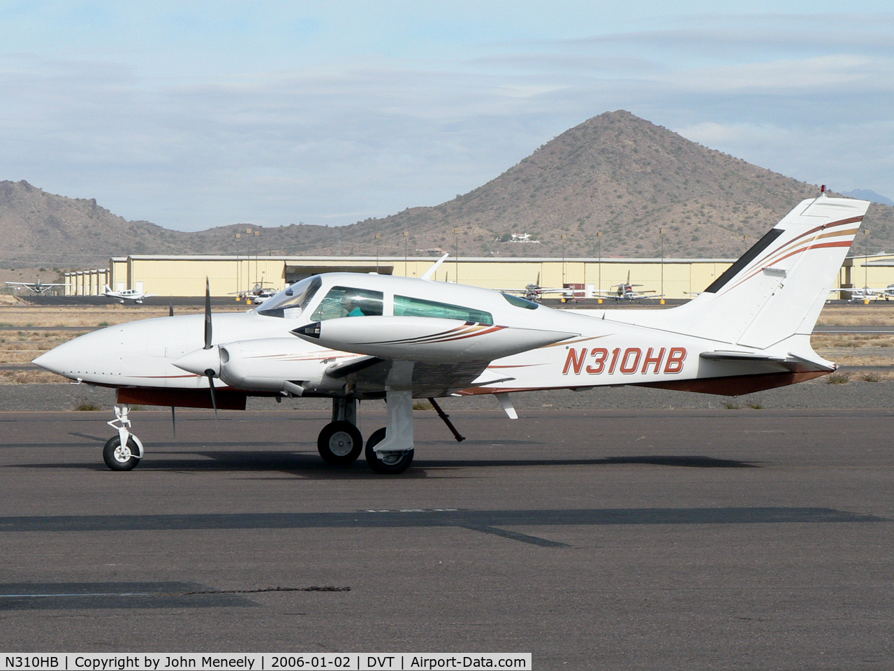 N310HB, 1980 Cessna T310R C/N 310R1876, Taxiing to the runway