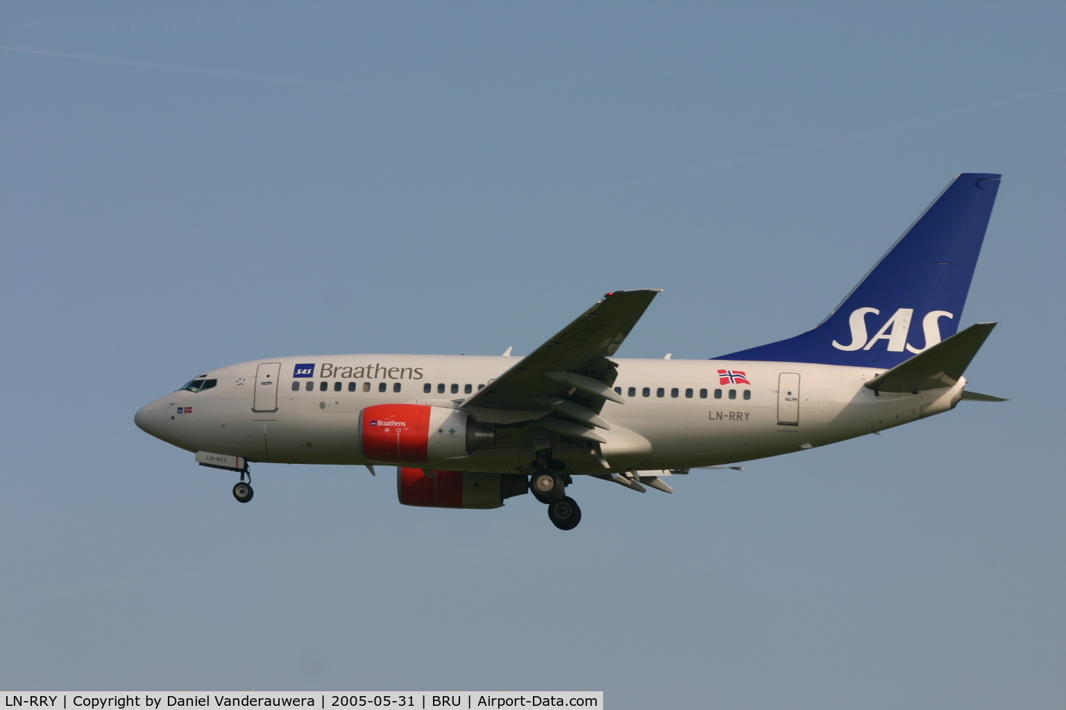 LN-RRY, 1998 Boeing 737-683 C/N 28297, arrival on rnw 25L