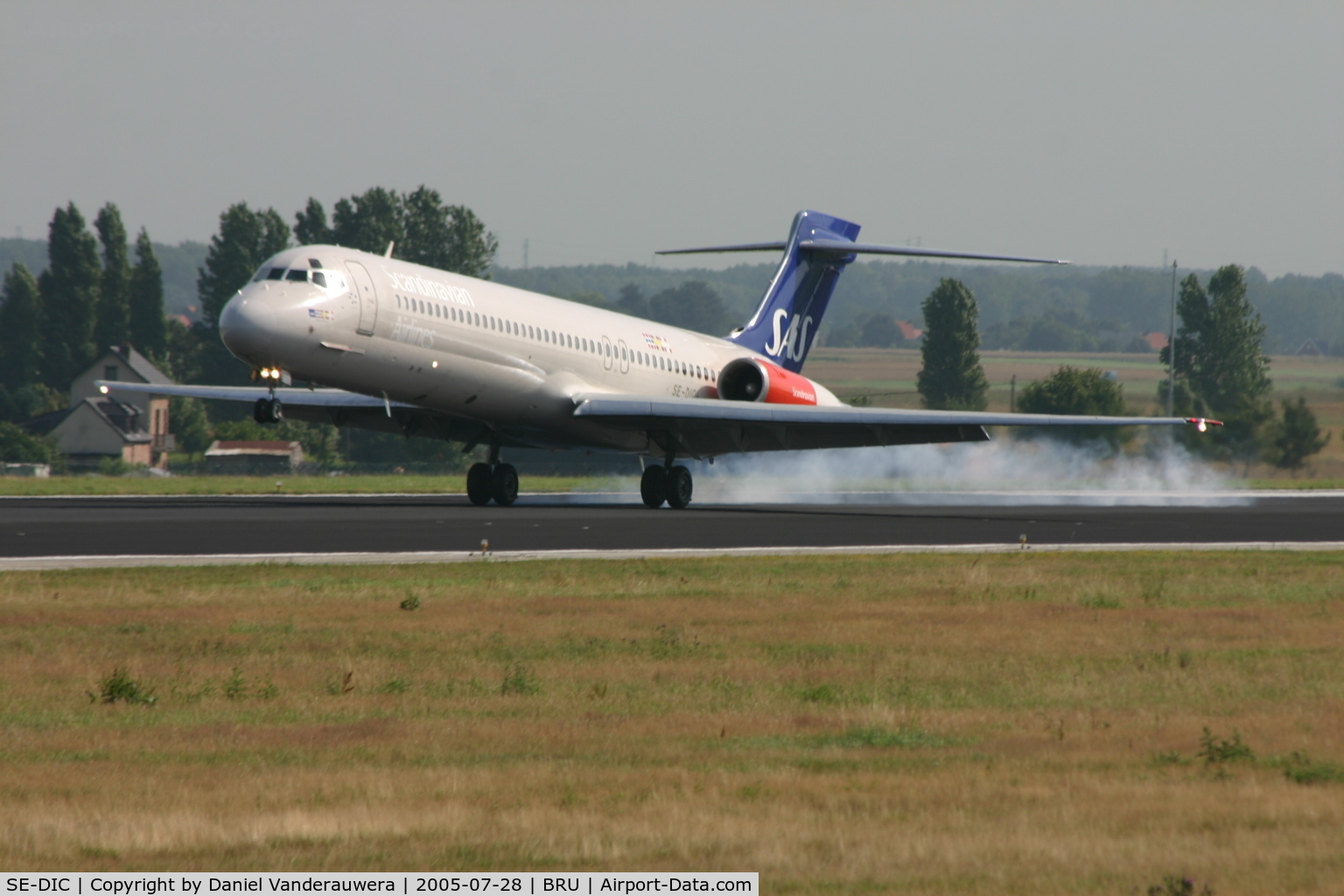SE-DIC, McDonnell Douglas MD-87 (DC-9-87) C/N 49607, flight SK4743 is landing on rnw 25L