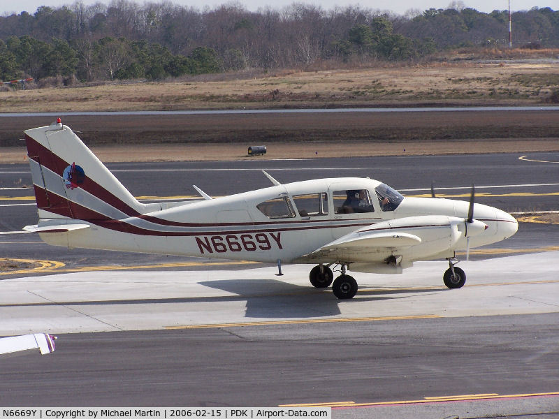 N6669Y, 1968 Piper PA-23-250 C/N 27-3986, Taxing to hanger