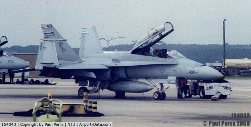 164043, 1990 McDonnell Douglas F/A-18D Hornet C/N 931/D052, A D-model Hornet getting some pre-flight attention