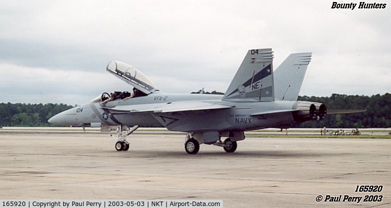 165920, Boeing F/A-18F Super Hornet C/N F066, Good view of the VFA-2 show bird, even if she's in all gray