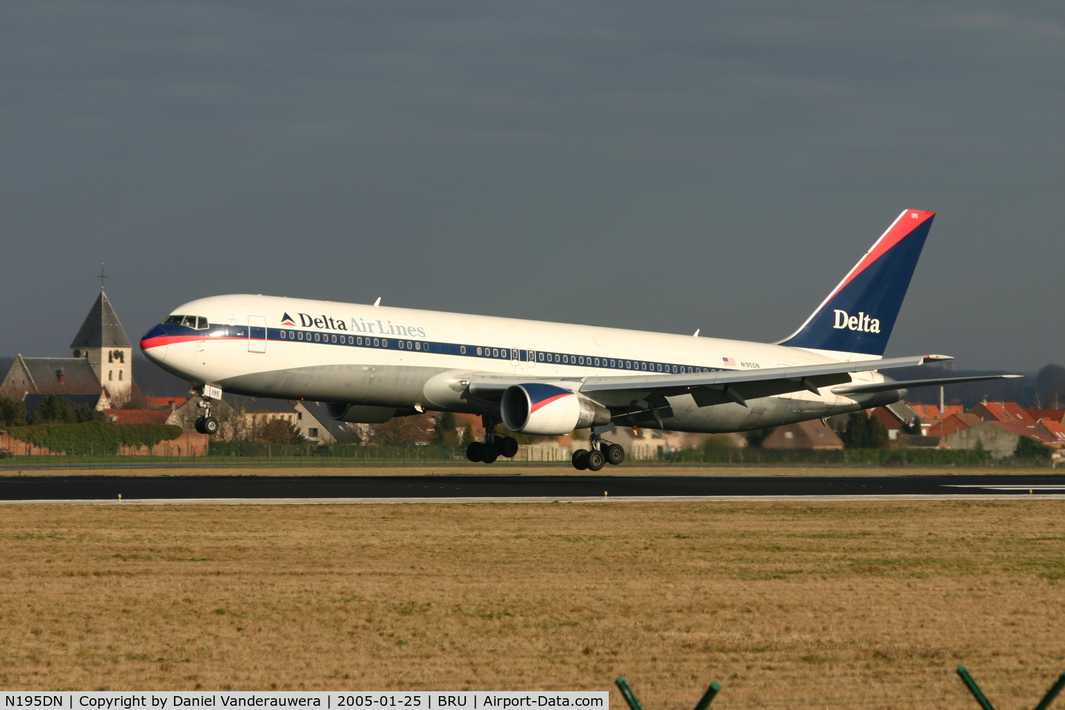 N195DN, 1997 Boeing 767-332 C/N 28452, just before touching rnw 25L