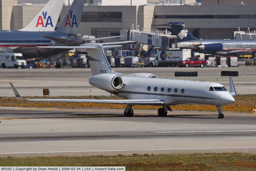 N5102, 1998 Gulfstream Aerospace G-V C/N 551, Taxiing across RWY 25L.