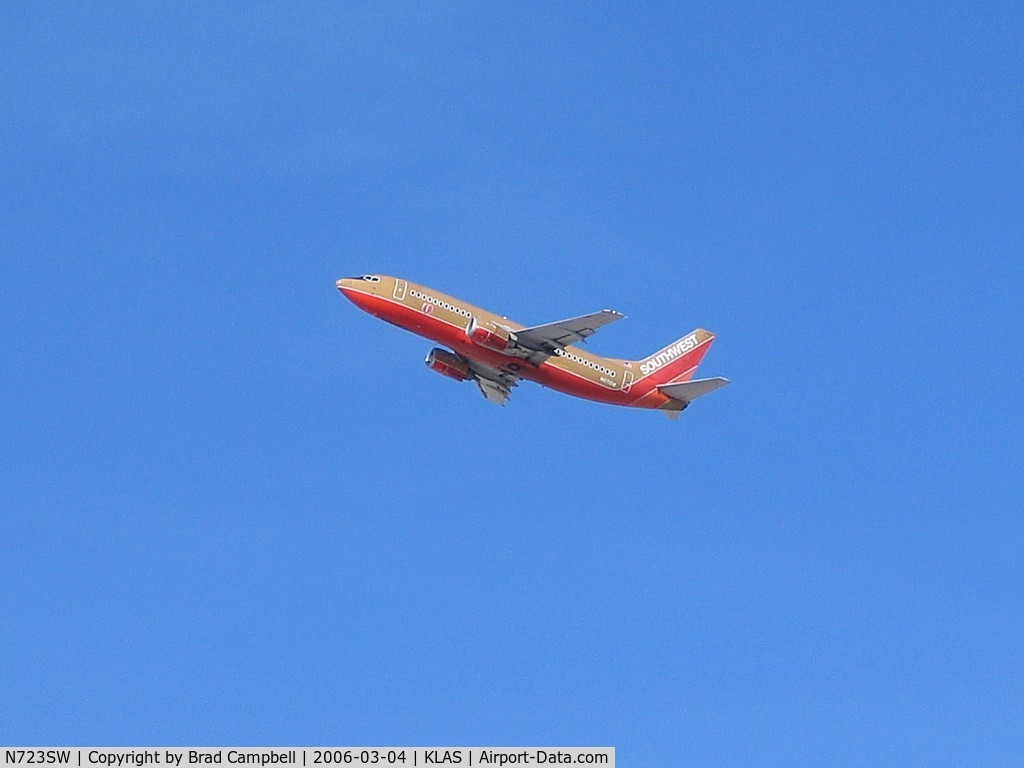 N723SW, 1999 Boeing 737-7H4 C/N 27855, Southwest Airlines heading in their direction.