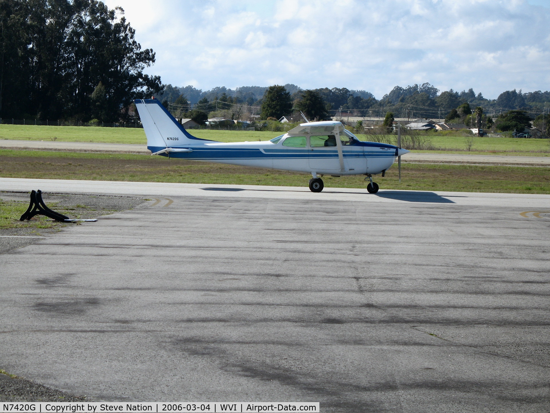 N7420G, 1970 Cessna 172K Skyhawk C/N 17259120, 1970 Cessna 172 taxying at Watsonville, CA
