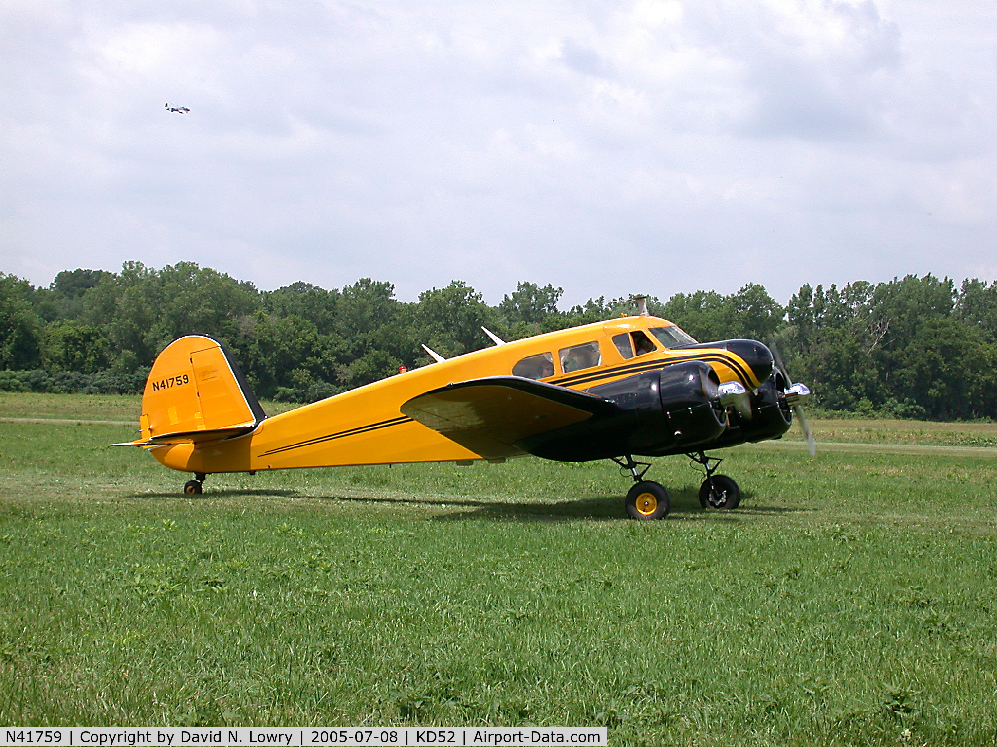 N41759, 1944 Cessna UC-78 (T-50) Bobcat C/N 5807, N41759 taxiing at KD52