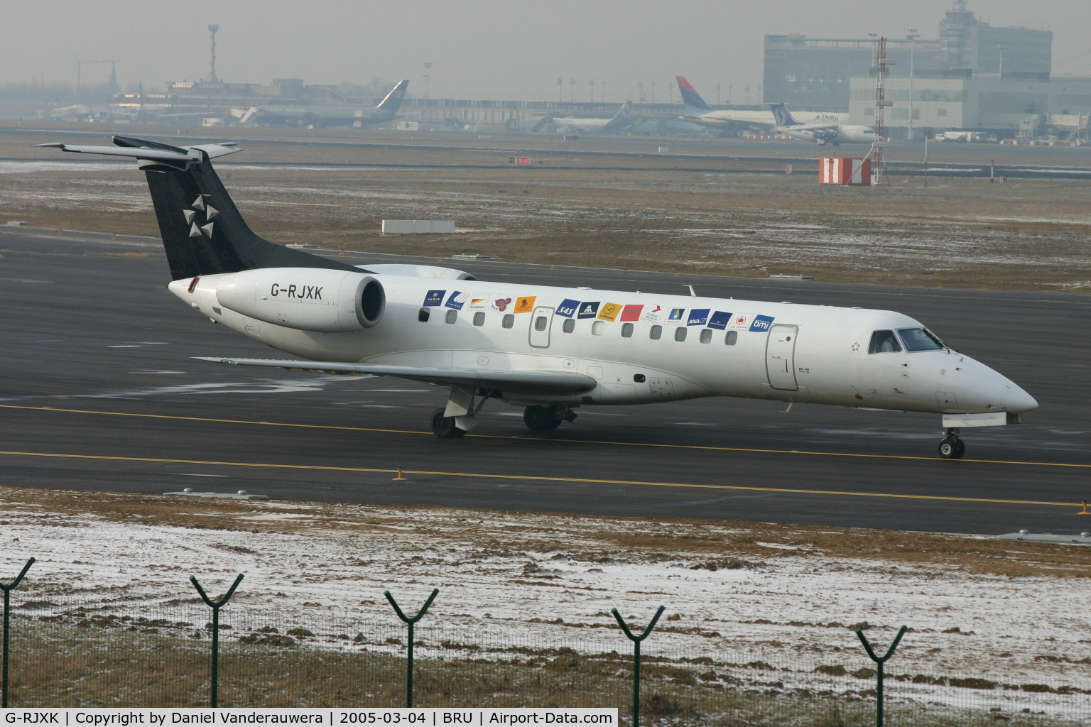 G-RJXK, 2001 Embraer ERJ-135ER (EMB-135ER) C/N 145494, flight BD612 is taxiing to rnw 25R