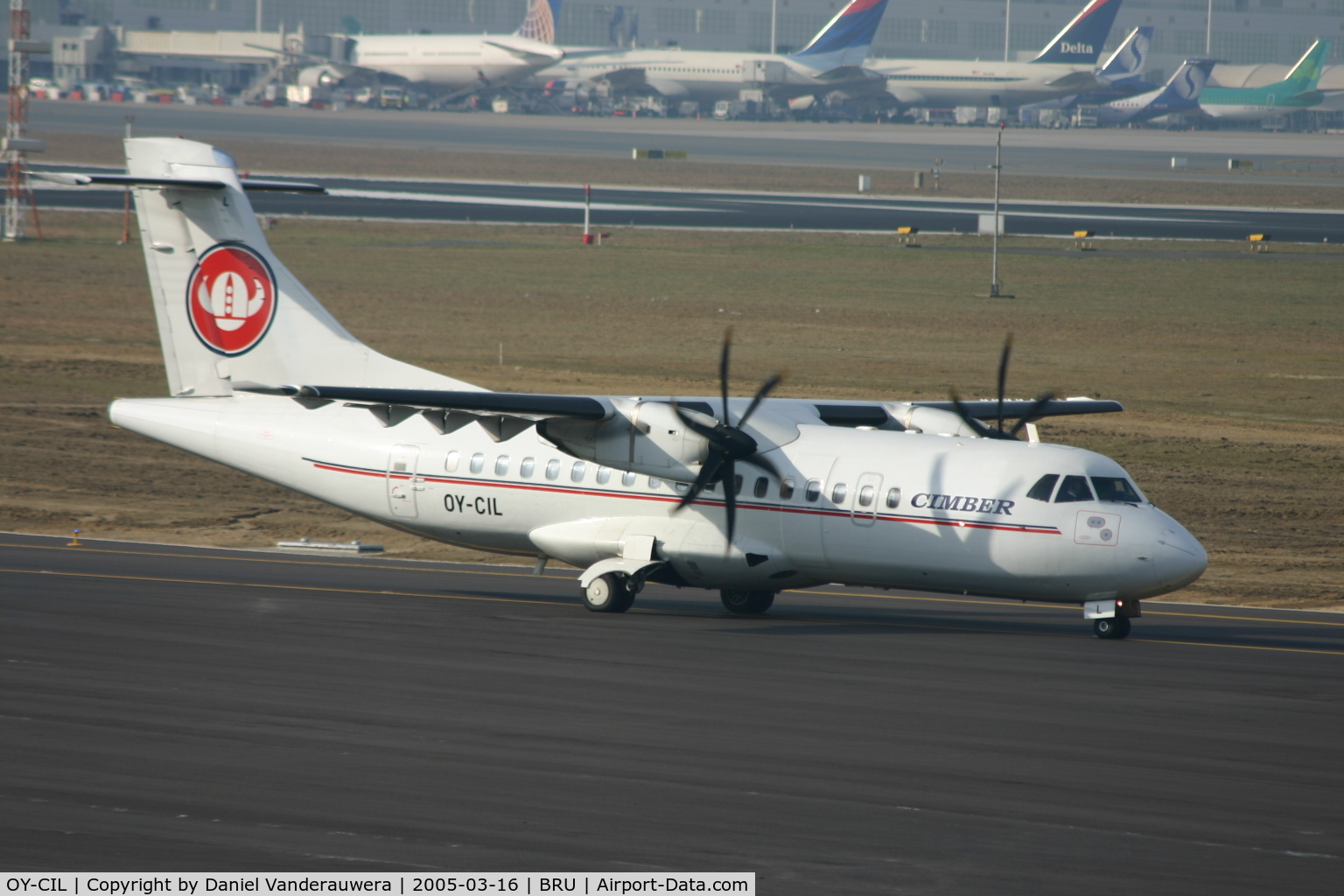 OY-CIL, 1996 ATR 42-500 C/N 514, taxiing on W4