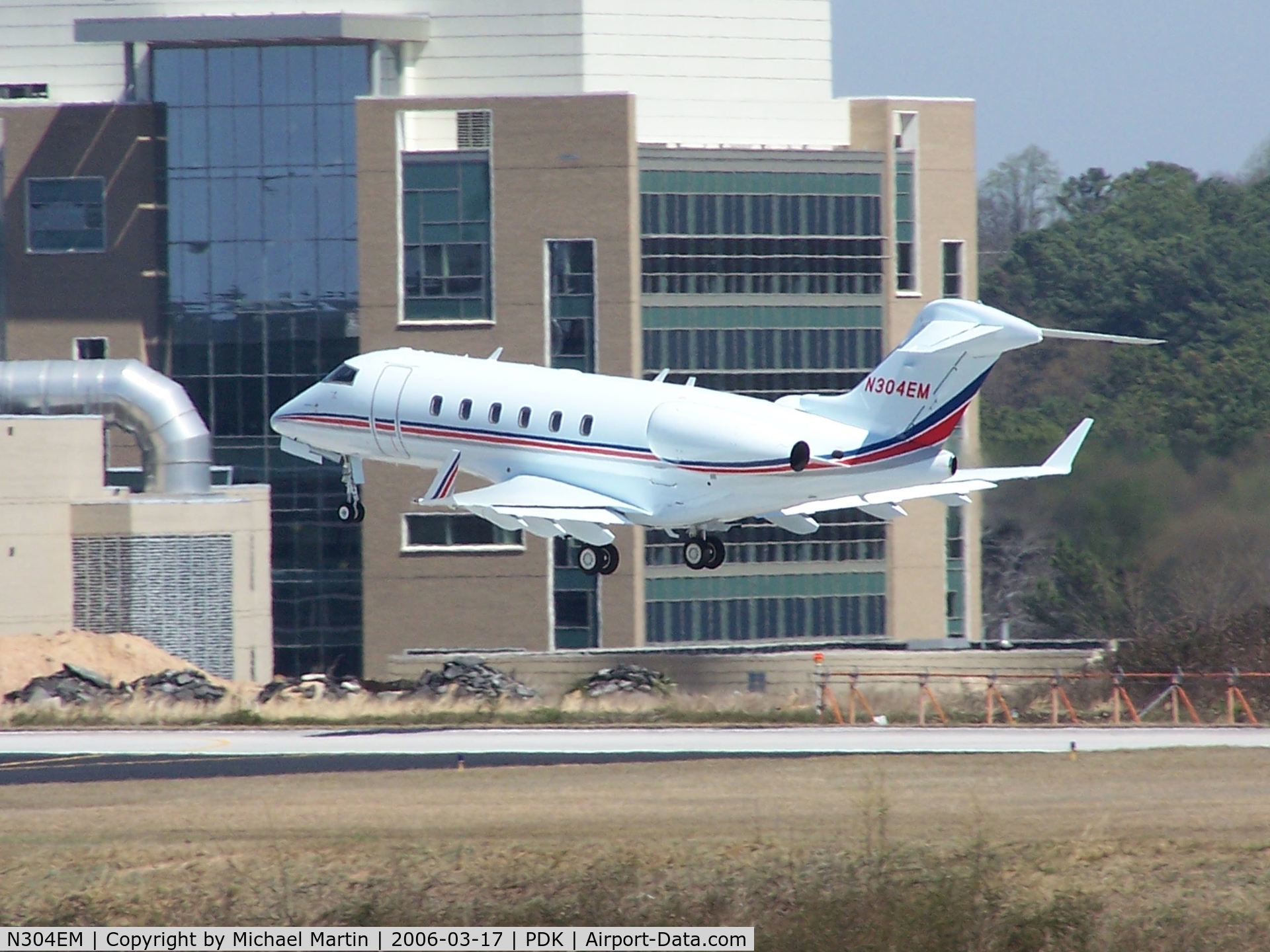 N304EM, 2005 Bombardier Challenger 300 (BD-100-1A10) C/N 20077, Departing PDK - Starting to rotate gear.
