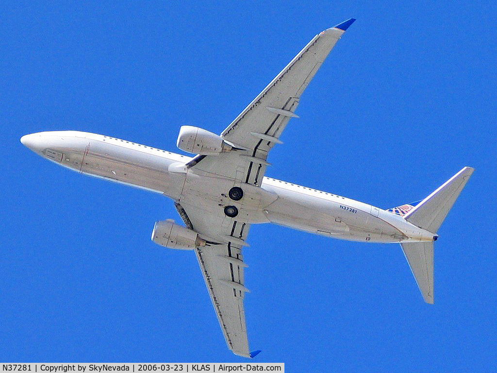 N37281, 2003 Boeing 737-824 C/N 31599, Continental Airlines / Boeing 737-824 / I finally went out to stand at the end of the runway - further away then I'd like but oh well.