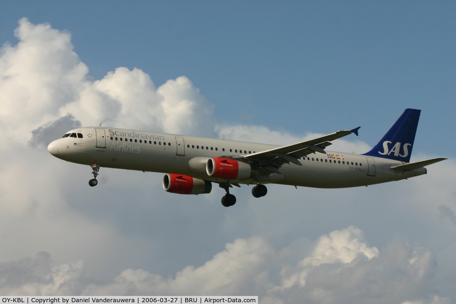 OY-KBL, 2001 Airbus A321-232 C/N 1619, short to land on RWY 25L