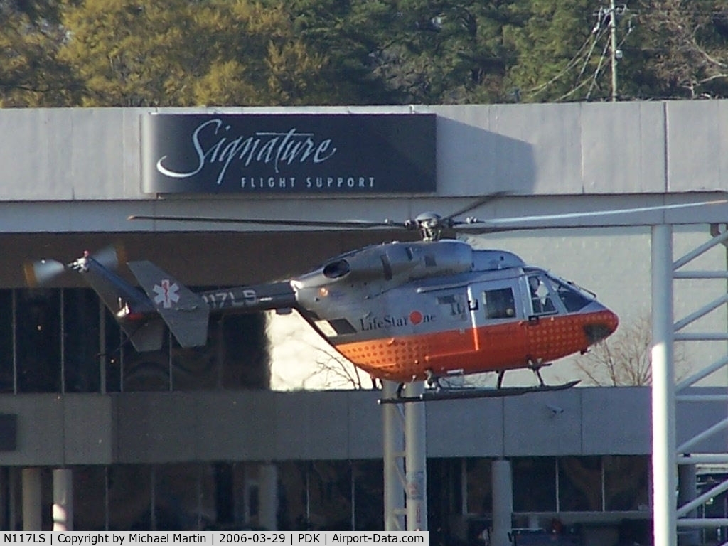 N117LS, 1986 Eurocopter-Kawasaki BK-117A-4 C/N 7113, Life Star One in front of Signature Flight Services