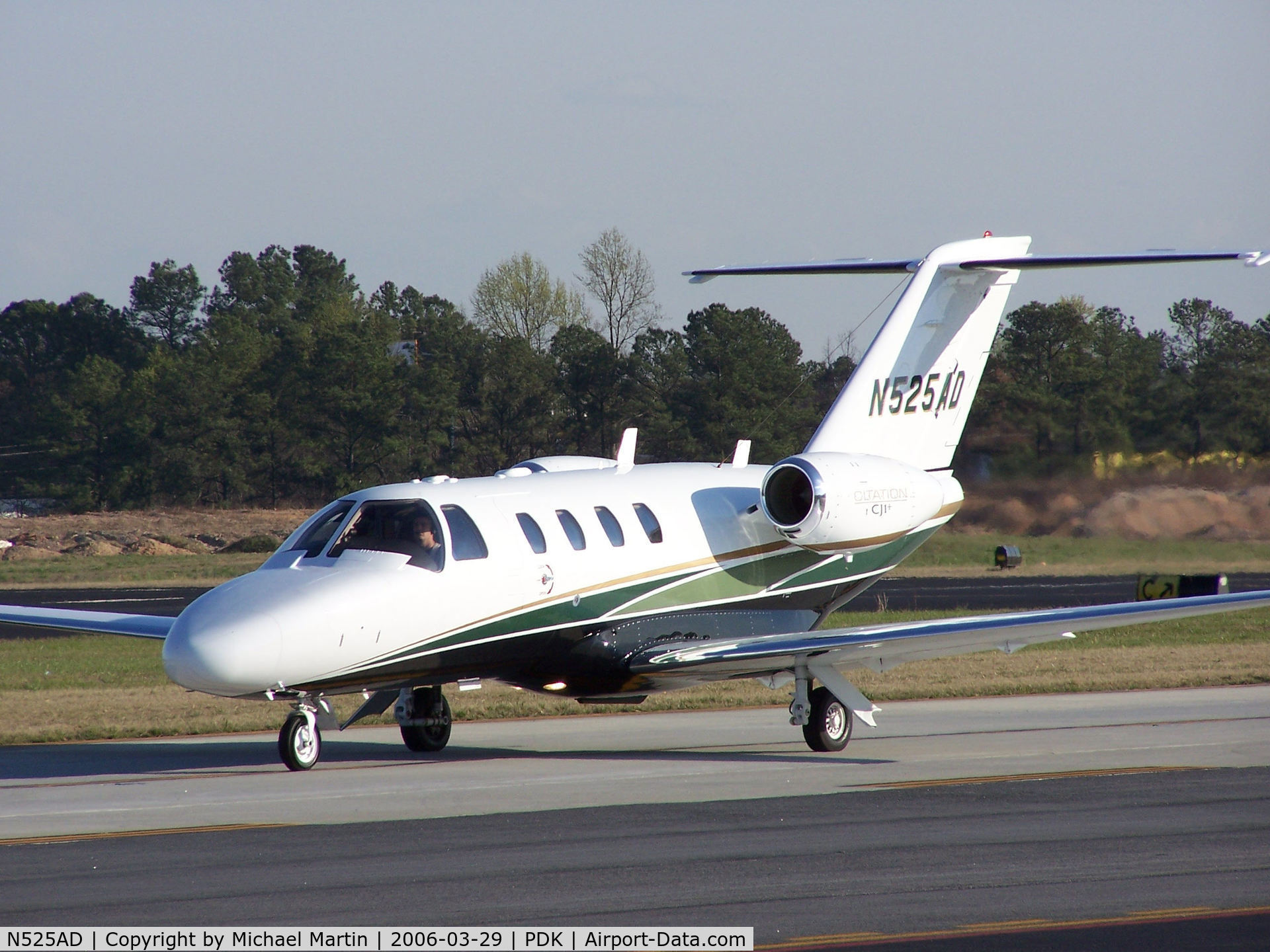 N525AD, 2001 Cessna 525 CitationJet CJ1 C/N 525-0435, Taxing to Epps Air Service