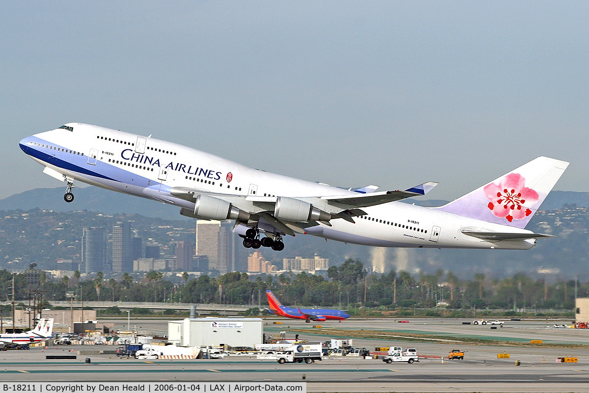 B-18211, 2004 Boeing 747-409 C/N 33735, China Airlines B-18211 departing LAX RWY 25R.