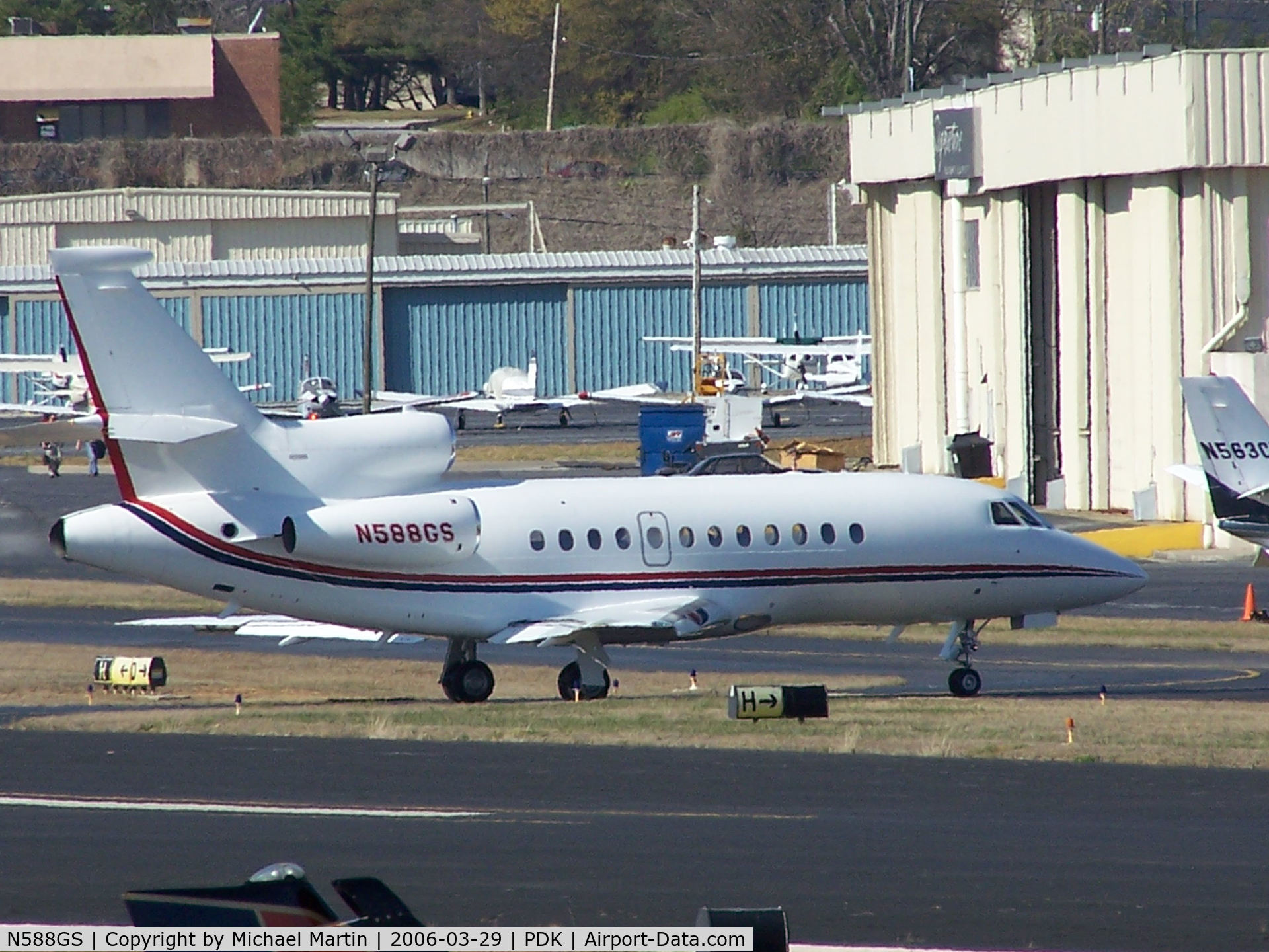 N588GS, 2002 Dassault Falcon 900EX C/N 104, Taxing past Signature Air Service.