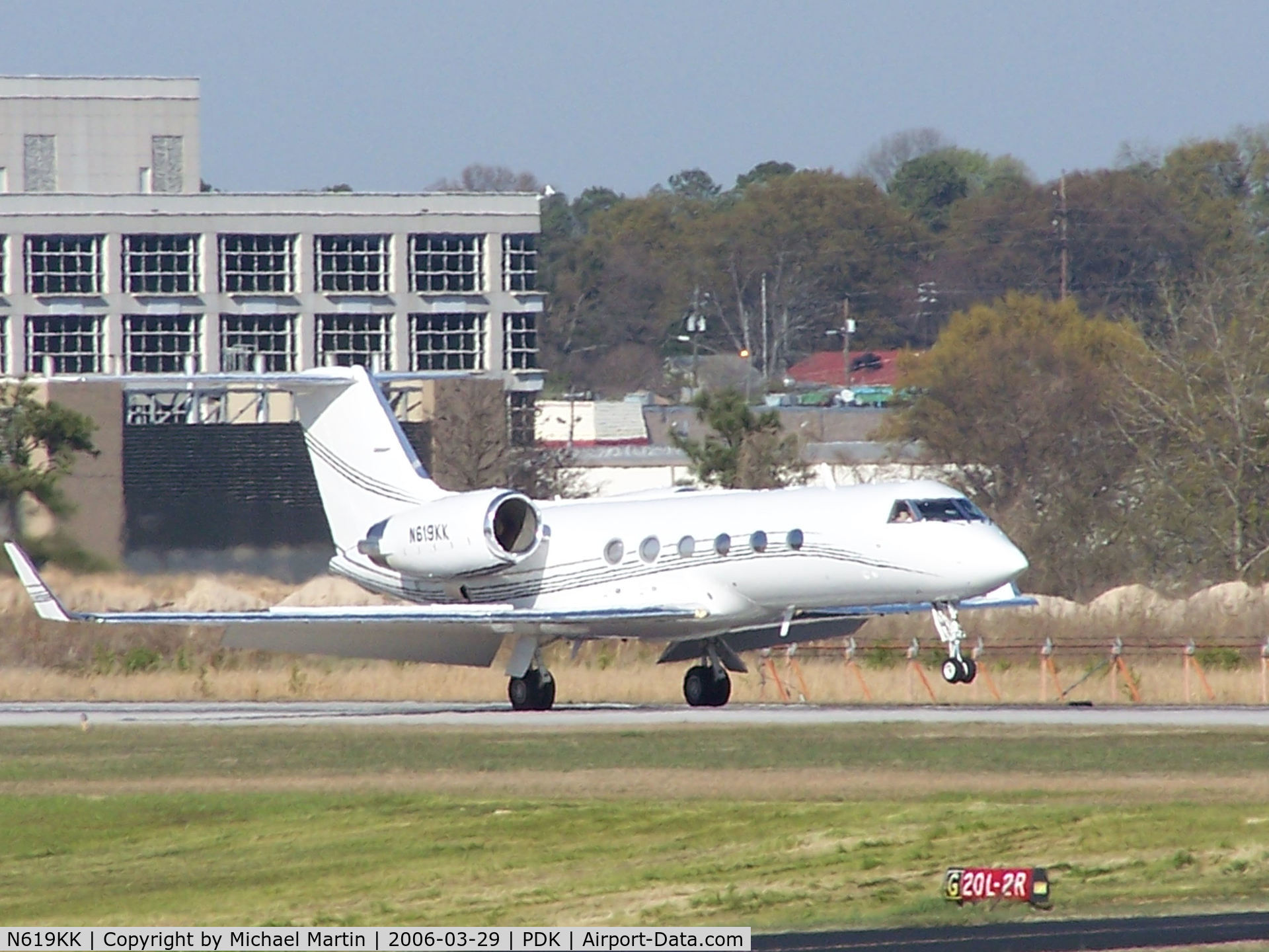 N619KK, 1988 Gulfstream Aerospace G-IV C/N 1062, Landing PDK on 20L
