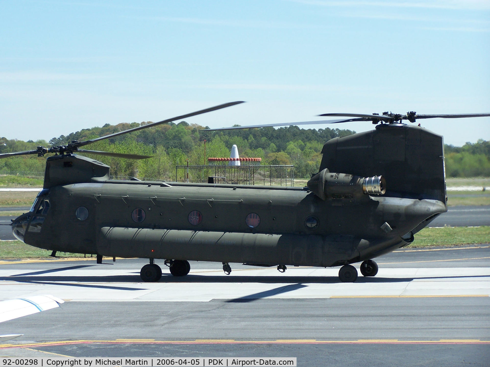 92-00298, 1963 Boeing Vertol CH-47D Chinook C/N M.3439, GANG Taxing For Take-Off