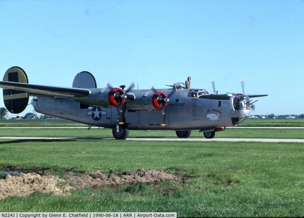 N224J, 1944 Consolidated B-24J-85-CF Liberator C/N 1347 (44-44052), Arriving for a visit