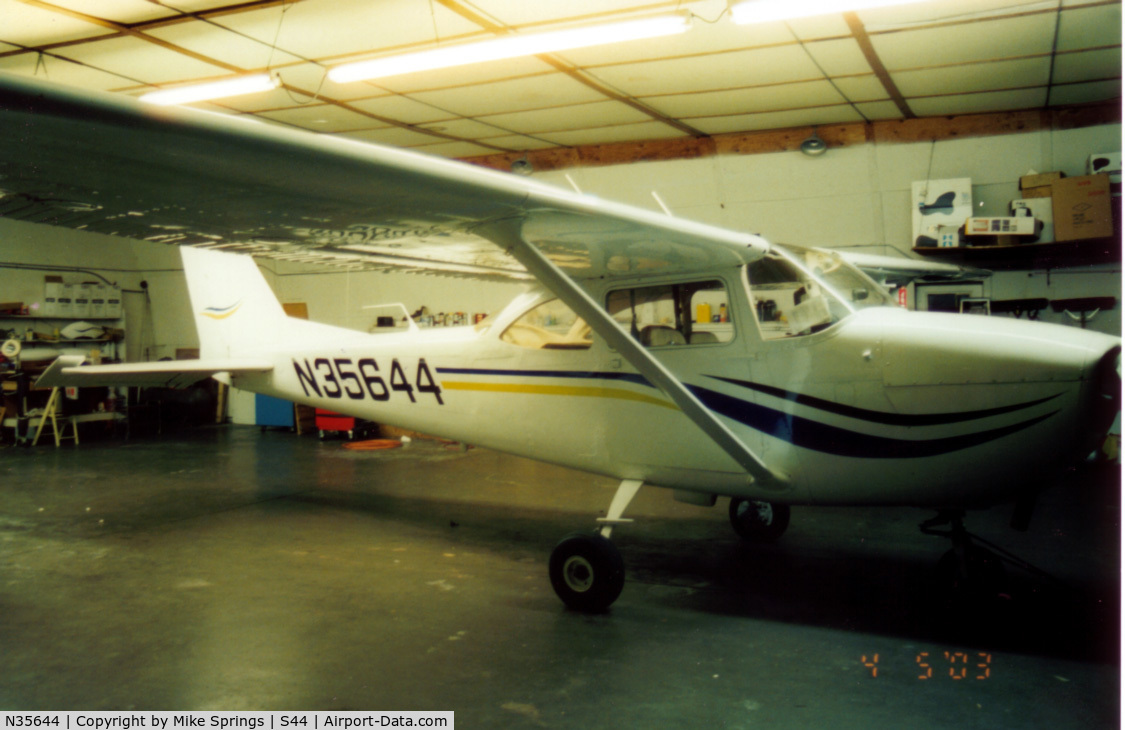 N35644, 1968 Cessna 172I C/N 17256882, taken at S44 in a hanger