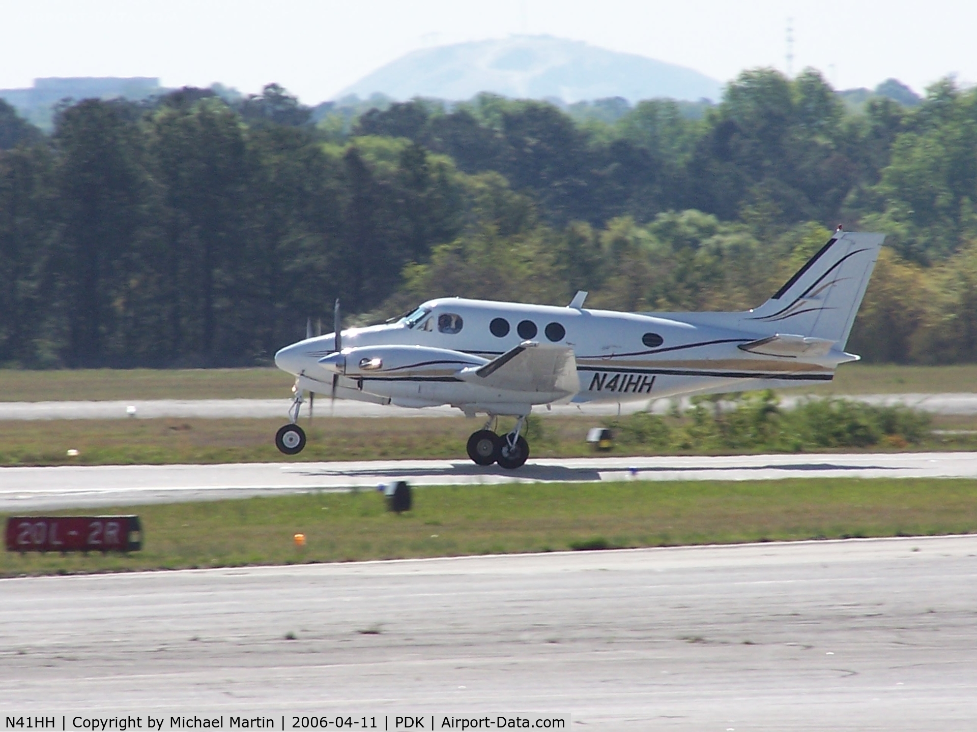 N41HH, 1975 Beech E-90 King Air C/N LW-146, Takeoff from 2R